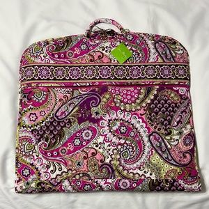 NWT; VERA BRADLEY VERY BERRY PAISLEY GARMET BAG - NEVER USED; RETIRED $65
